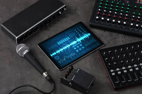 Instrumentos de música y tableta con aplicación de grabación —  Fotos de Stock