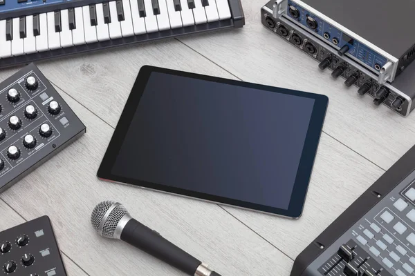 Tablette et instruments de musique électronique — Photo