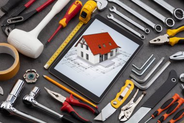 Tablet ve araçları 3d ev planı kavramı ile