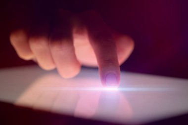 Tablet koyu arka plan ile dokunmadan parmak