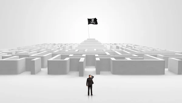 Muž, který stojí mimo bludiště s pirátskou vlajkou — Stock fotografie