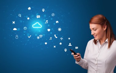 Bulut teknoloji kavramı ile telefon kullanan kişi
