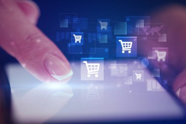 Online alışveriş kavramı ile telefon dokunmak parmak