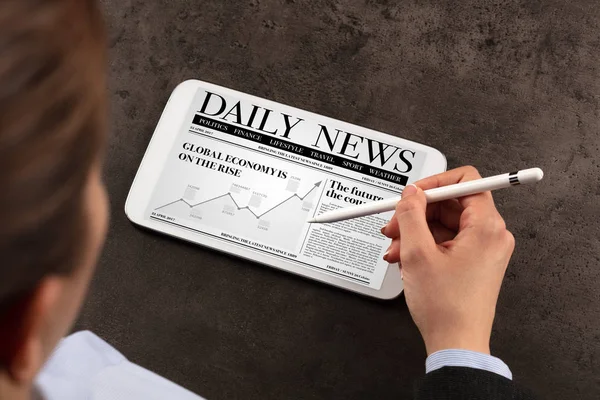 Business woman reading news — Stock Photo, Image