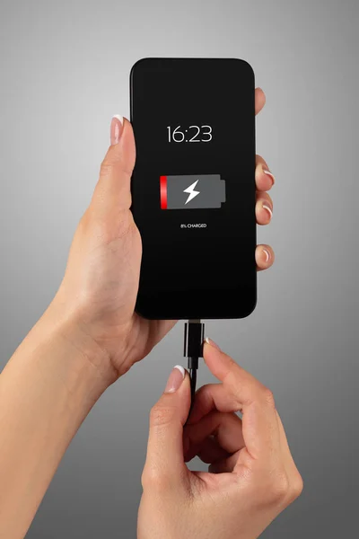 Hand charging phone — Stock Photo, Image