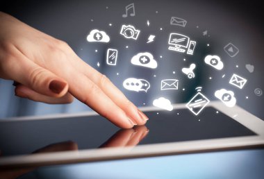 Tablet ile sosyal medya kavramı holding