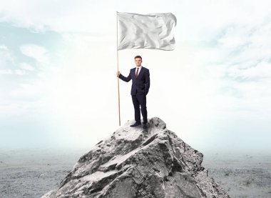 İşadamı üst tarafındaki bir bayrak tutan dağ