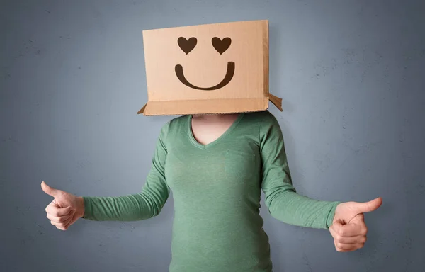 Donna divertente sorridente con testa scatola di cartone — Foto Stock