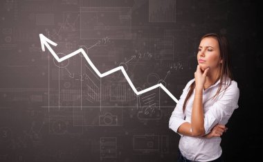 Artan grafik kavramı ile duran kişi