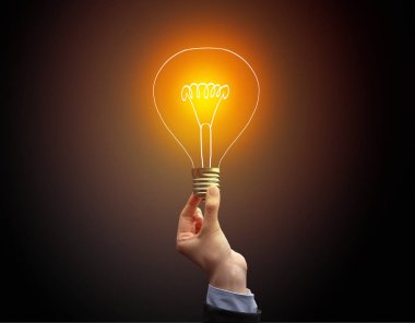 Koyu arkaplanda el ele tutuşan ampul