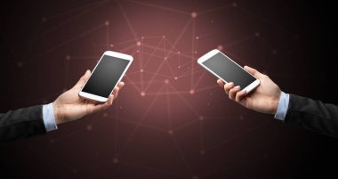 Akıllı telefonlar holding iki eller yakın çekim