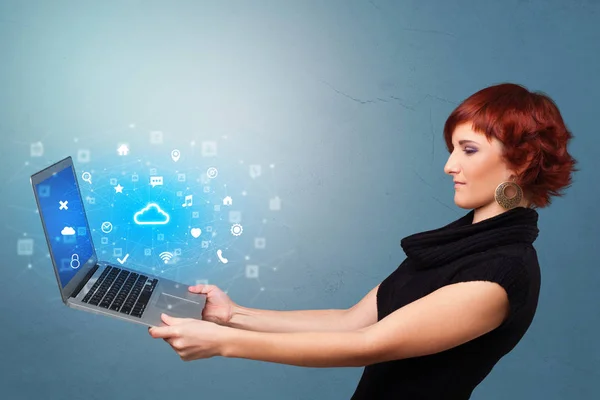 Femme tenant un ordinateur portable avec des notifications système basées sur le cloud — Photo