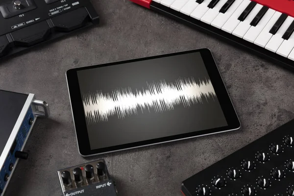 Tablet e instrumentos musicais electrónicos — Fotografia de Stock