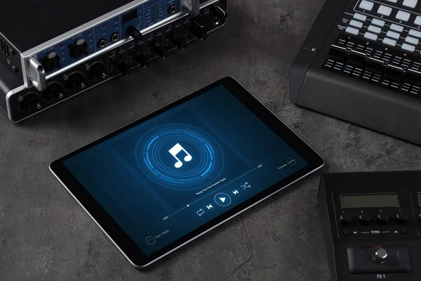 Conjunto de DJ, tablet e instrumentos musicais electrónicos — Fotografia de Stock