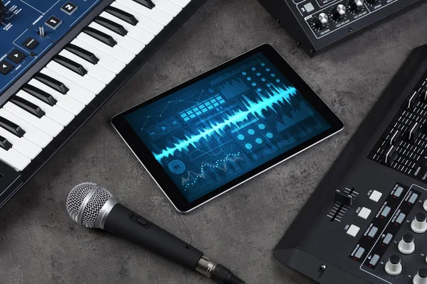 Muziekinstrumenten en tablet met opname app — Stockfoto