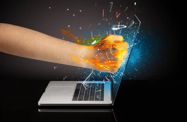 Disparando mão quebrando laptop tela de vidro — Fotografia de Stock