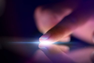 Tablet koyu arka plan ile dokunmadan parmak