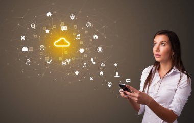 Bulut teknoloji kavramı ile telefon kullanan kişi
