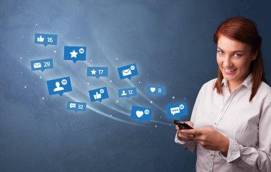 Sosyal medya kavramı ile telefon kullanan genç kişi