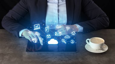 Yukarıdaki uygulama simgeleriyle tablet üzerinde çalışan iş kadın