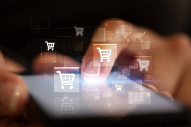 Online alışveriş kavramı ile telefon dokunmak parmak