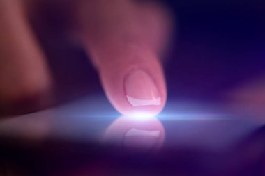 Koyu arka plan ile telefon dokunmak parmak