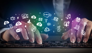 Klavye uygulama simgeleri ile yazarak kadın