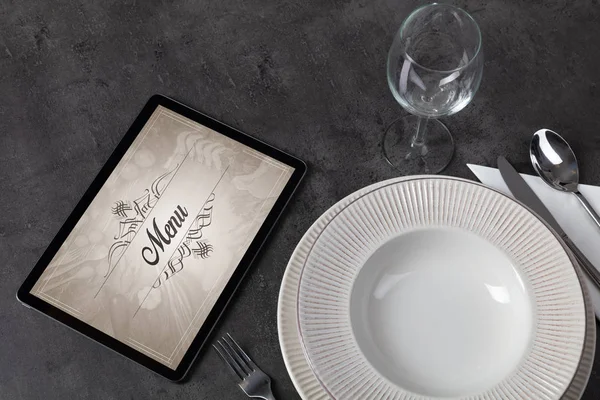 Elegáns rakott asztal elegáns étterem logo — Stock Fotó
