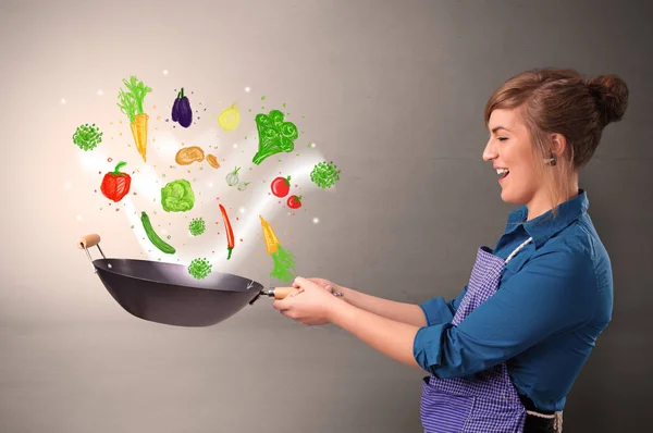 Koch mit bunt gezogenem Gemüse — Stockfoto