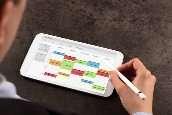 Business woman schedule her program on tablet — Stock Photo, Image