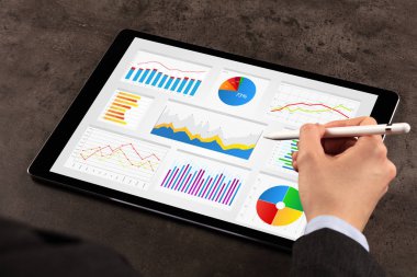 İş kadını tablet raporlarda yapma