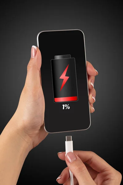 Ruční nabíjení telefon s nízkou kapacitu baterie — Stock fotografie