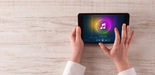 Ruční držení tabletu s hudební hra koncept — Stock fotografie