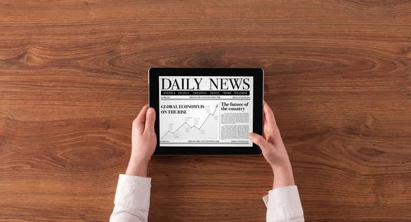 Hand met tablet lezen nieuws — Stockfoto