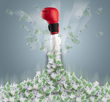 Nakit yığını içinde gömülü ve dışarı çıkmaya çalışan el