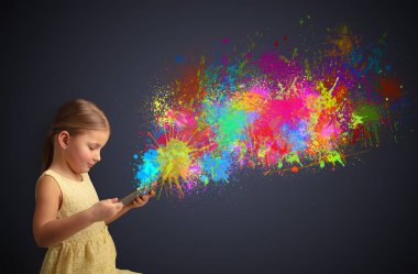 Kız holding tablet renkli sıçrama ile
