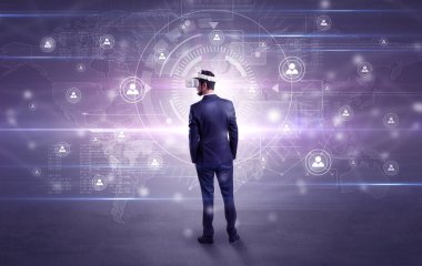 Bağlantı denetimi vj gözlüklü işadamı