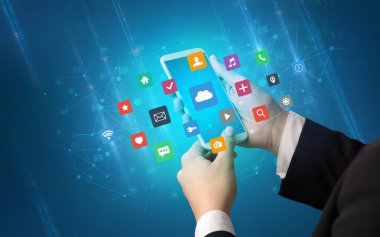 Smartphone uygulama simgeleri ile kullanarak ele 