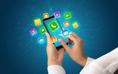 Telefon ile parlak uygulama simgeleri kullanarak ele