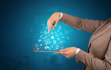 El tutma tablet tebeşir çizilmiş sembolleri yukarıda bulunan