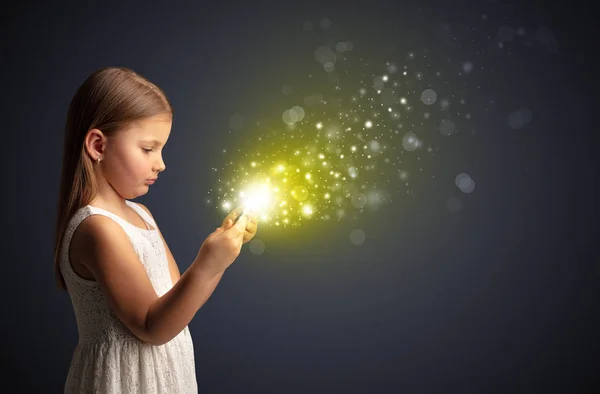 Pequeño niño jugando en la tableta brillante — Foto de Stock