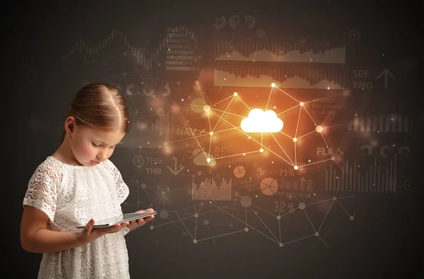 Дівчина тримає планшет з концепцією хмарних технологій — стокове фото