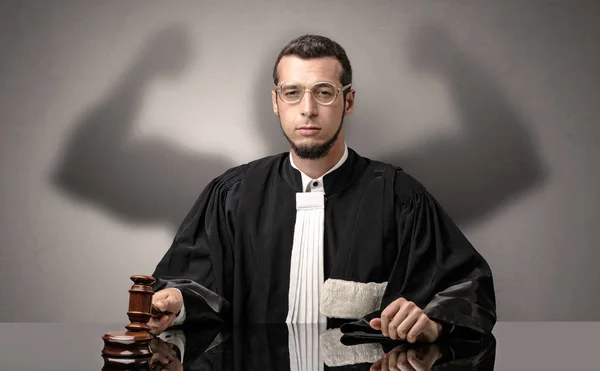 Brawny juiz tomada de decisão — Fotografia de Stock