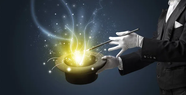 Mão mágica conjurar milagre do cilindro — Fotografia de Stock