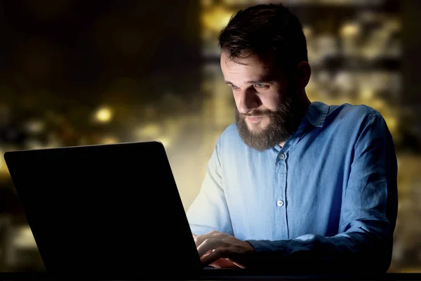 Empresário no escritório à noite Fotografia De Stock