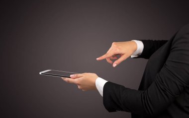 Mockup el holding tablet