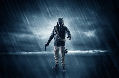 Terörist elinde silah ile bir odada