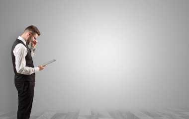 Boş bir alanda ayakta işadamı