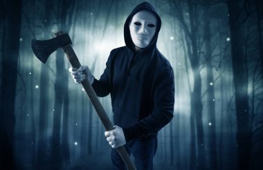 Karanlık gece orman kavram silahlı hitman