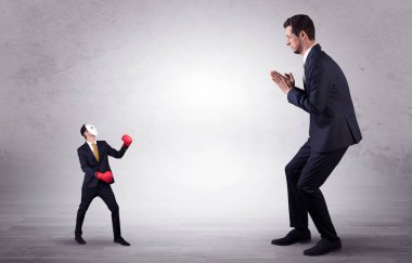 Küçük maskeli işadamı için yalvarıyor işadamı